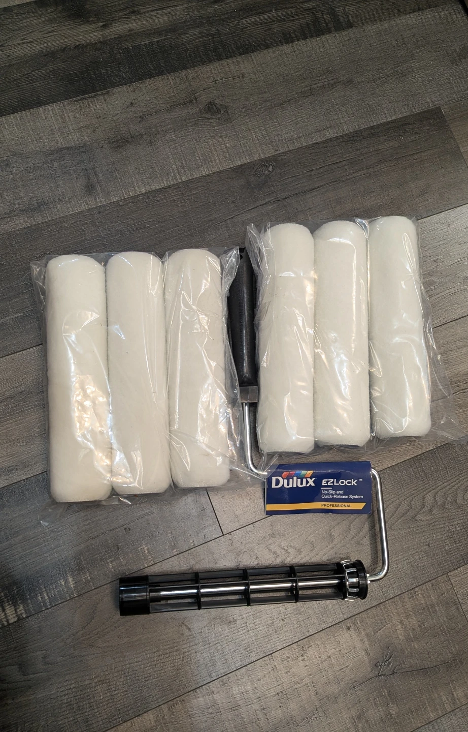 Dulux EZLock paint roller with 6 roller covers