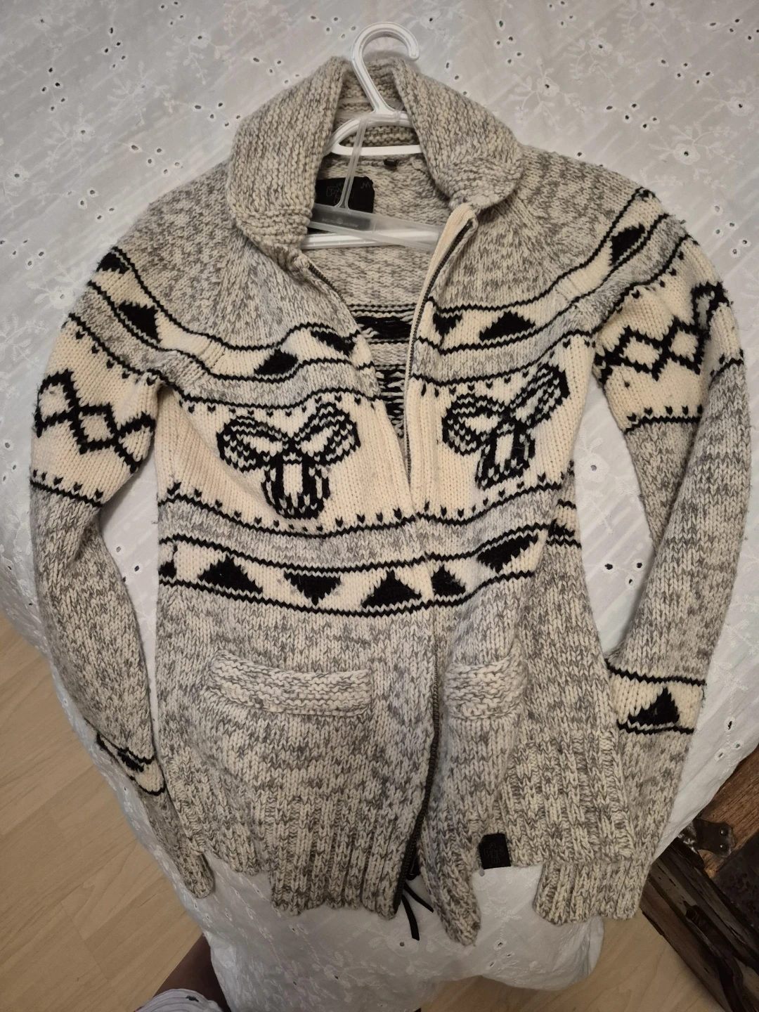 Aritzia size M  Knit Full Zip Sweater
