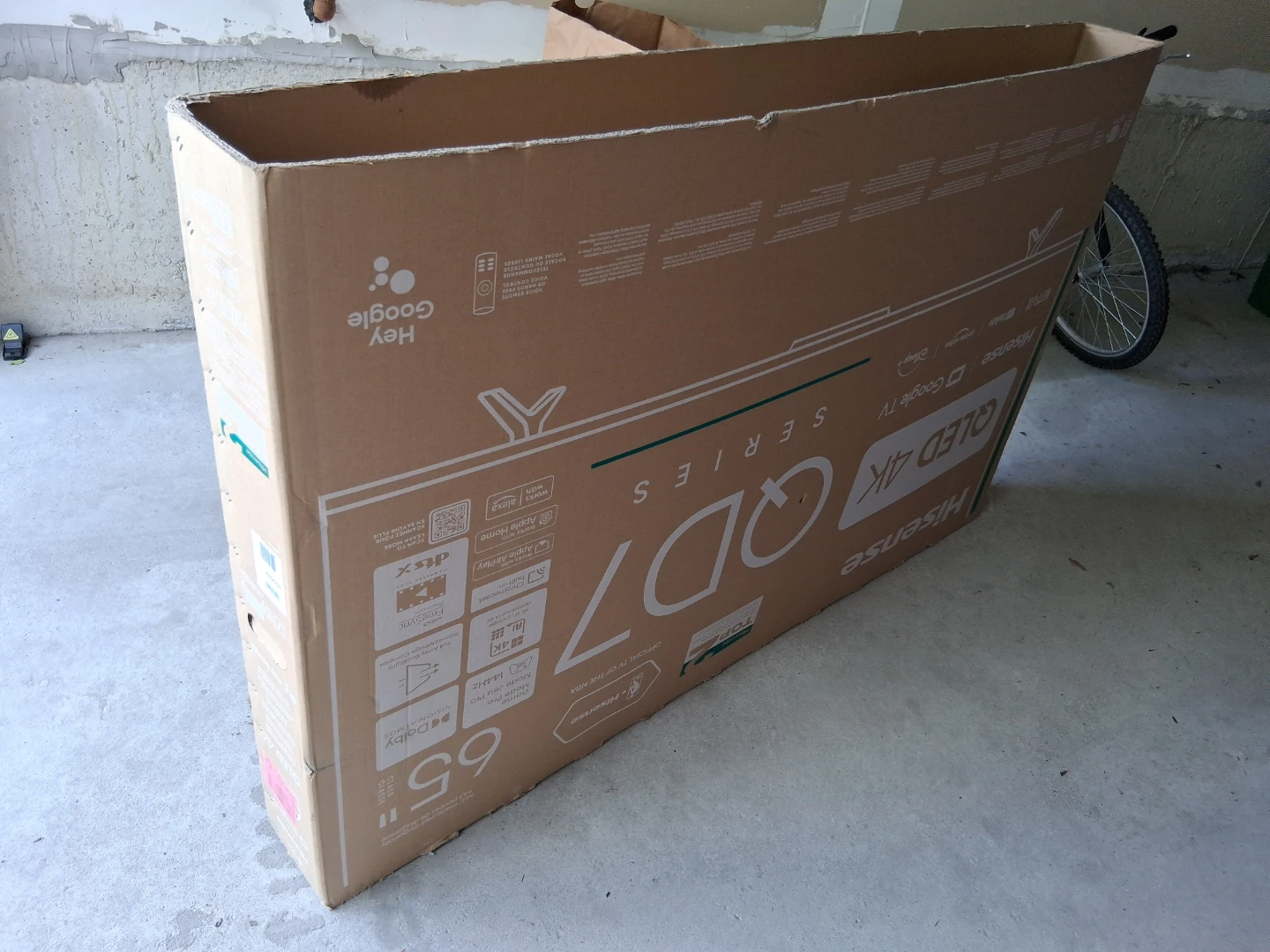 Hisense 65" QLED 4K TV box - moving