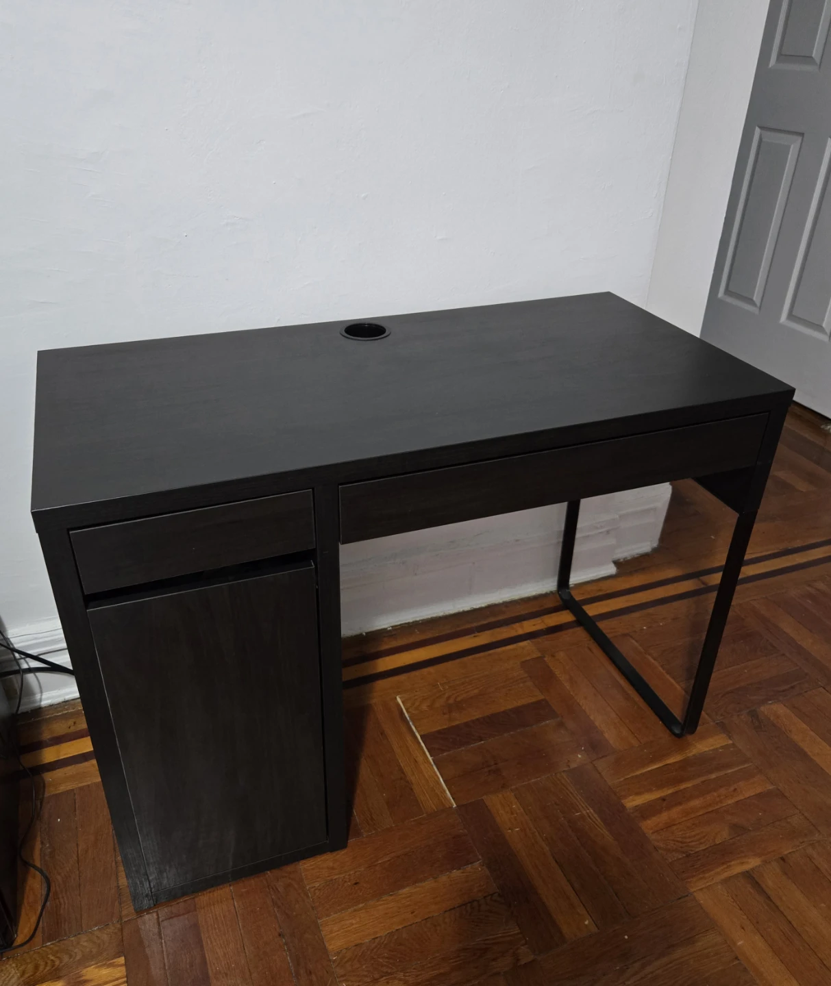 IKEA MICKE desk and gaming chair - photo 3