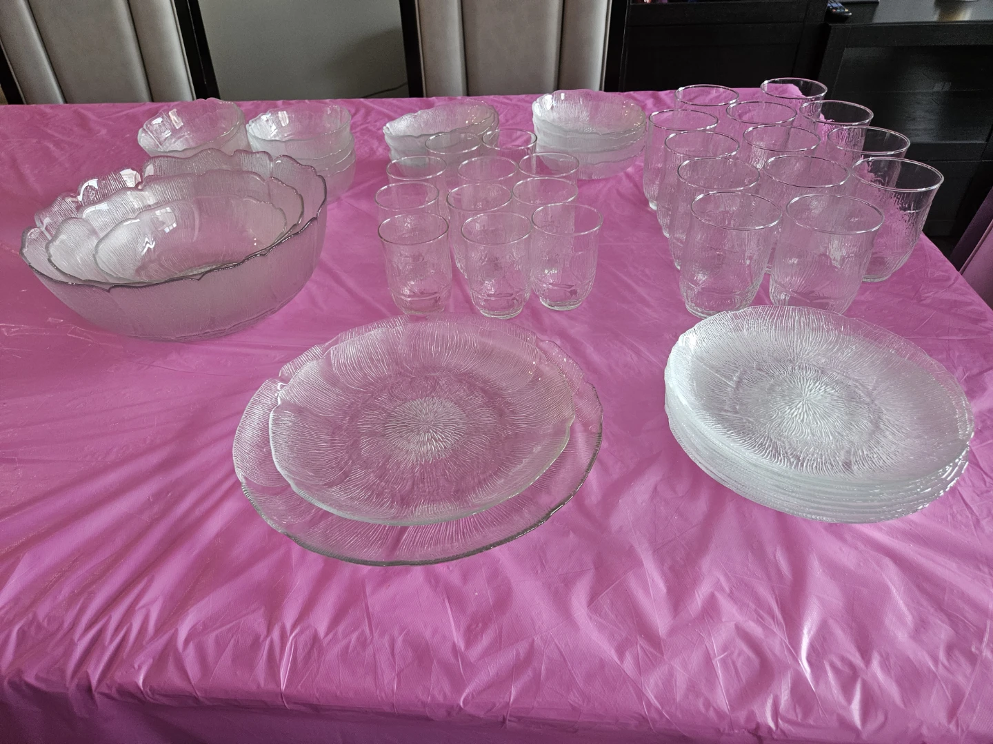 Vintage Arcoroc Fleur Design Dining Set