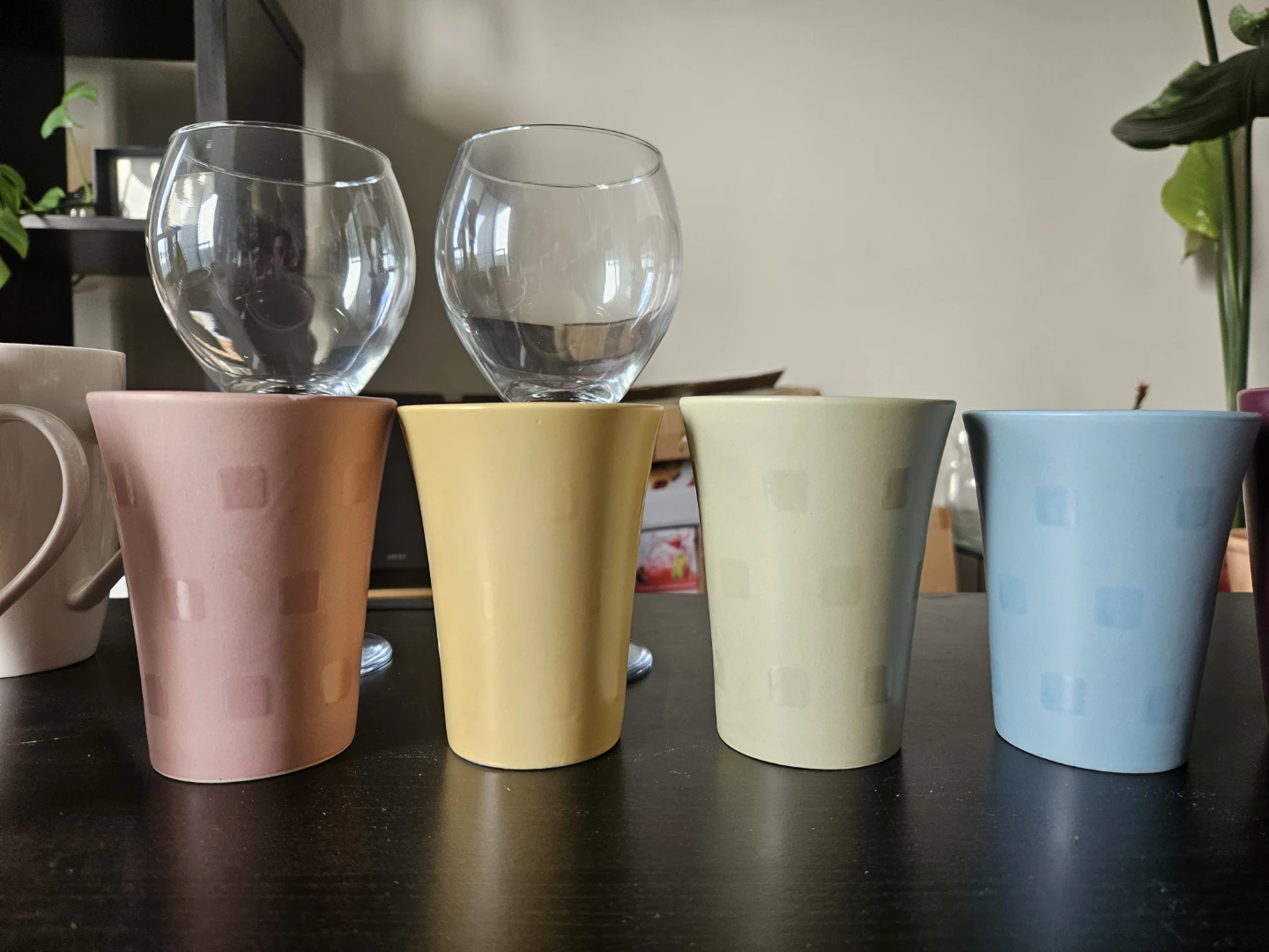 Assorted mugs and wine glasses - photo 2