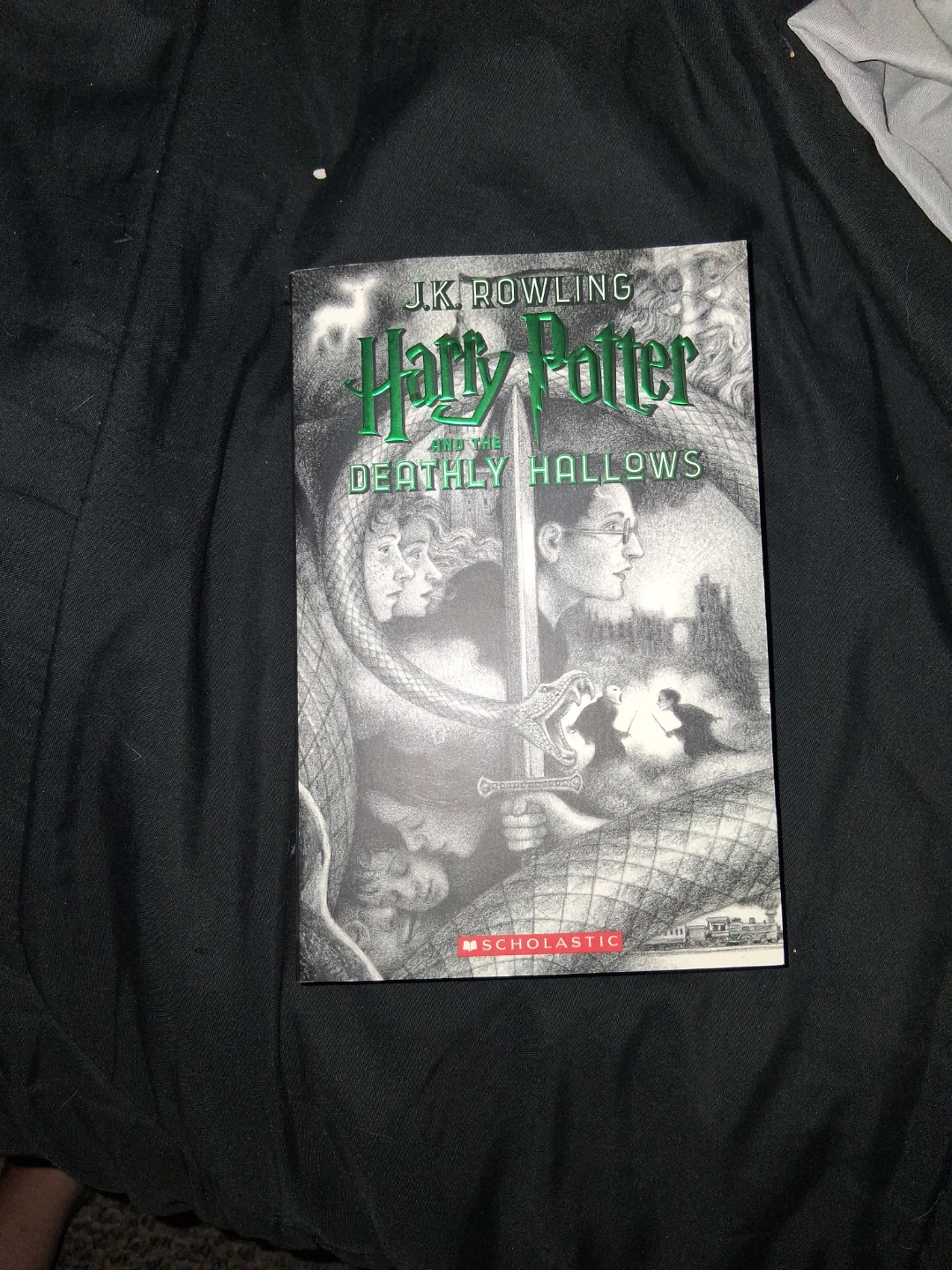 Harry Potter and the Deathly Hallows Book by J.K. Rowling