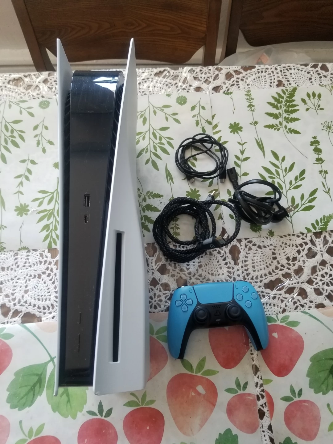 PS5 Disc Edition Console Bundle + 1 Game and Accessories - photo 2