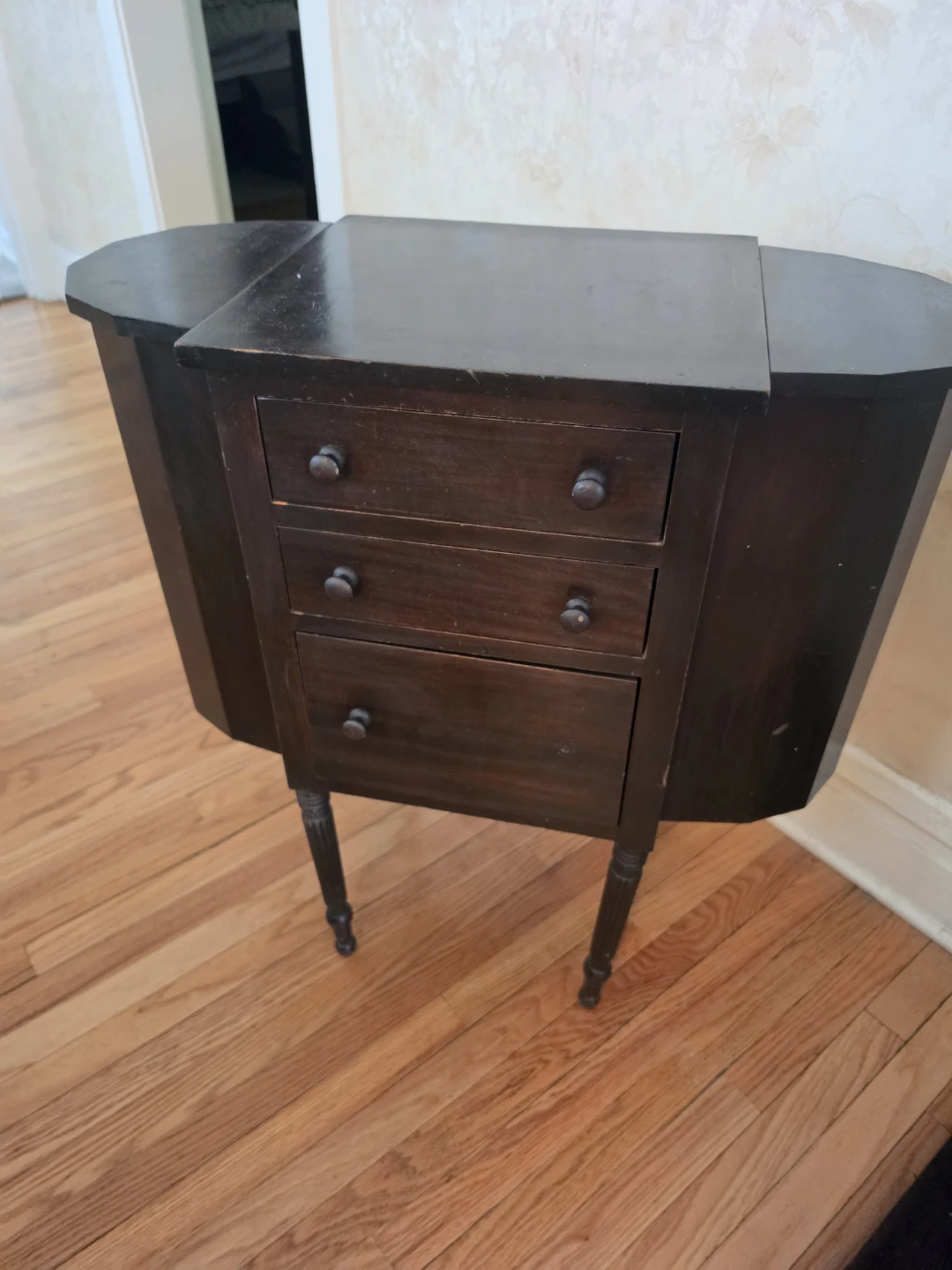 Vintage style drop leaf accent table