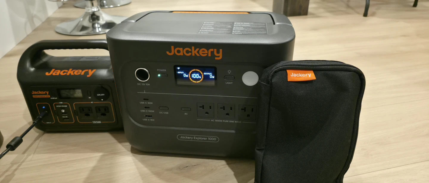 Jackery Explorer 1000 v2 portable power station with Solar