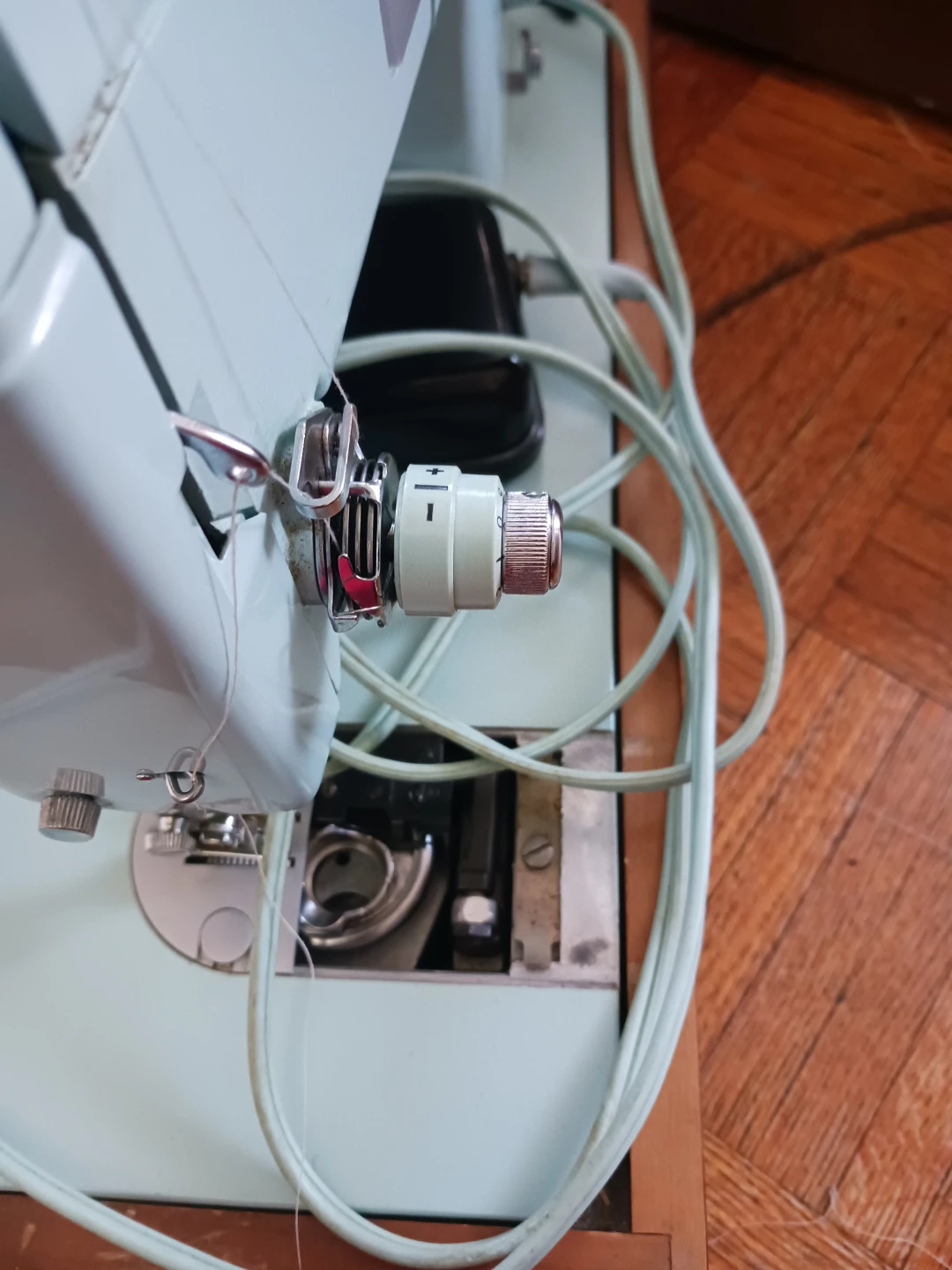Singer Sewing Machine - photo 4