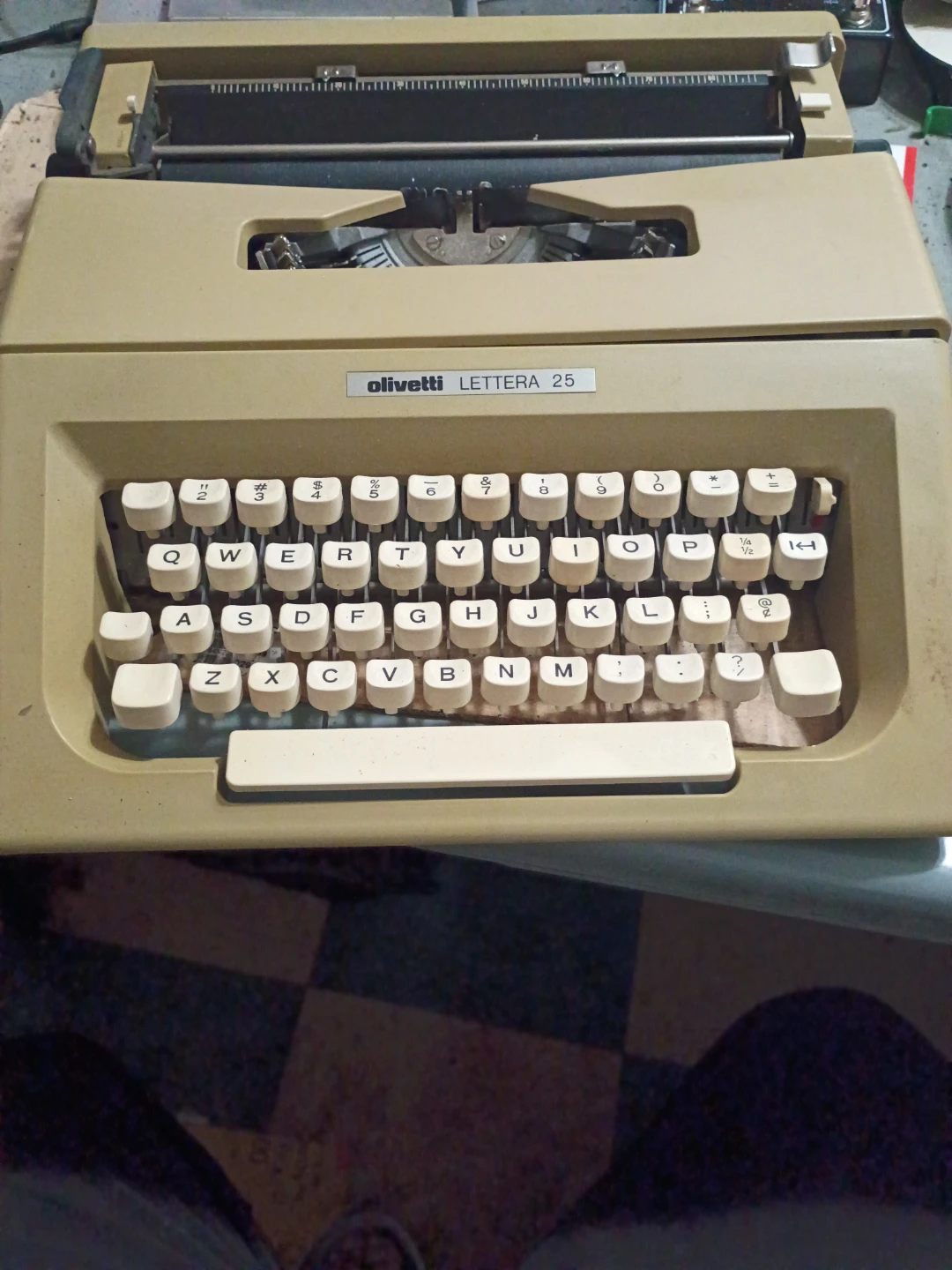 Olivetti Lettera 25 Typewriter