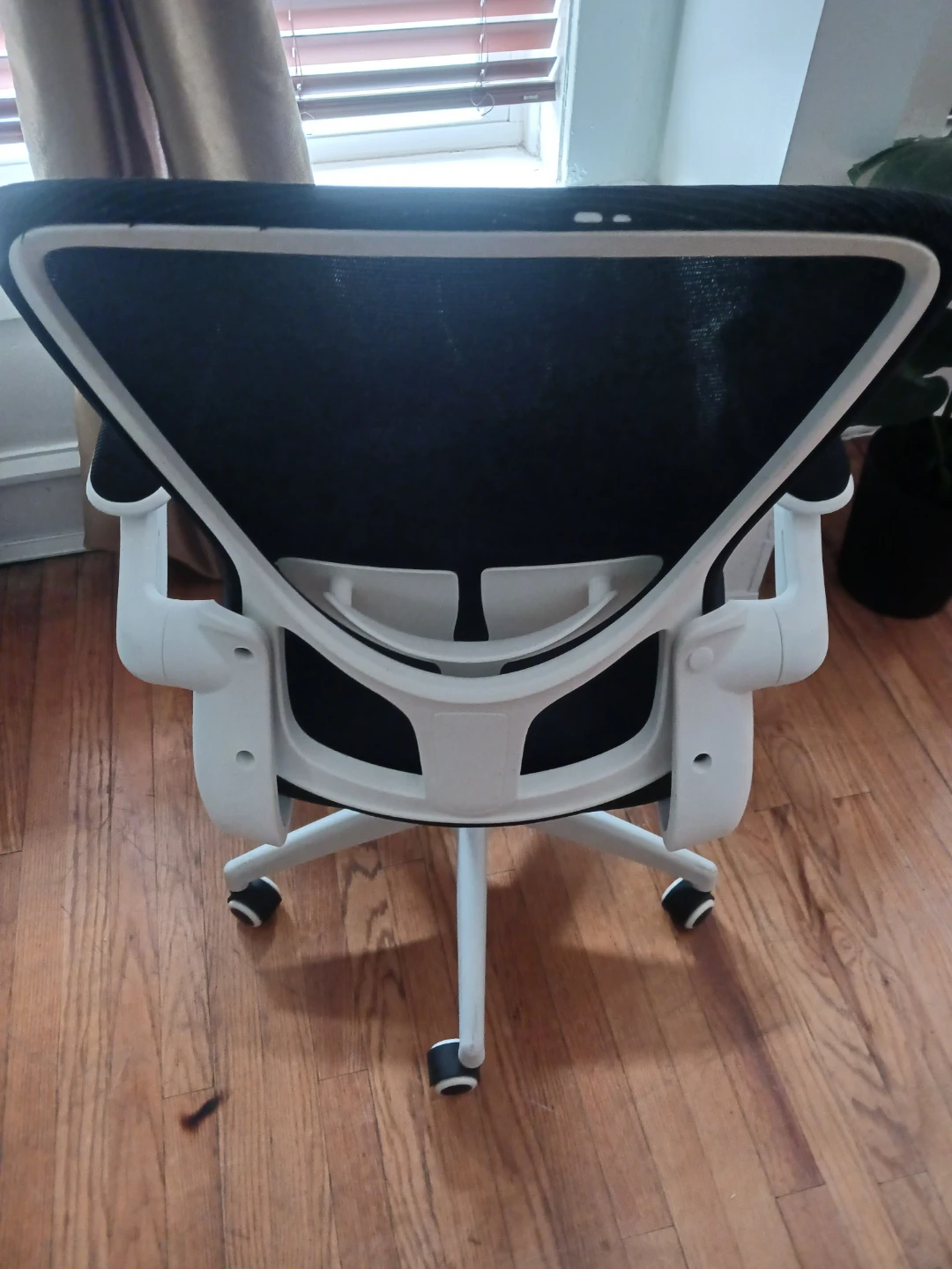 Black Mesh Office Chair - photo 2