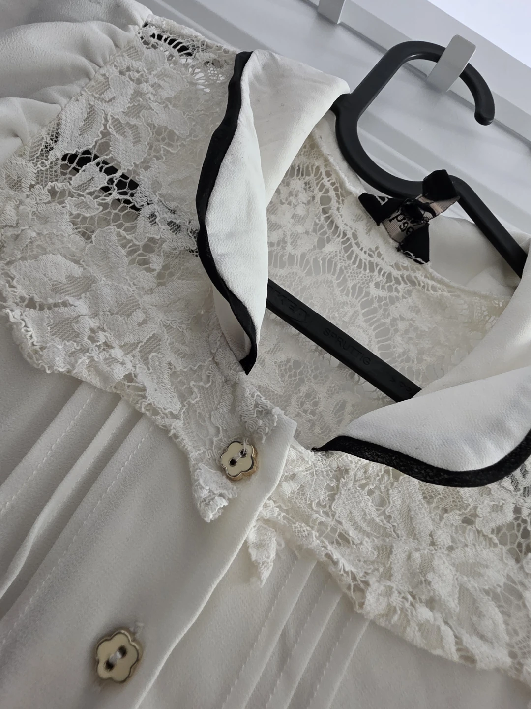 White blouse with black seams and lace - photo 4
