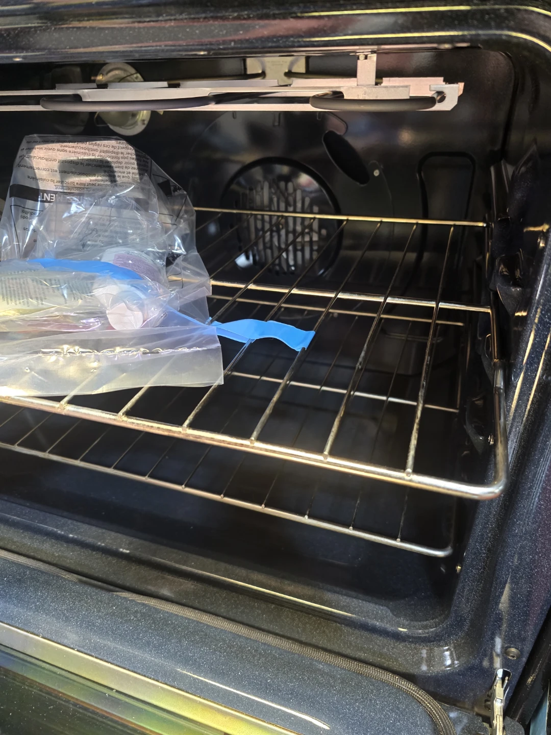 GE BRAND NEW STOVE with convection oven - photo 2