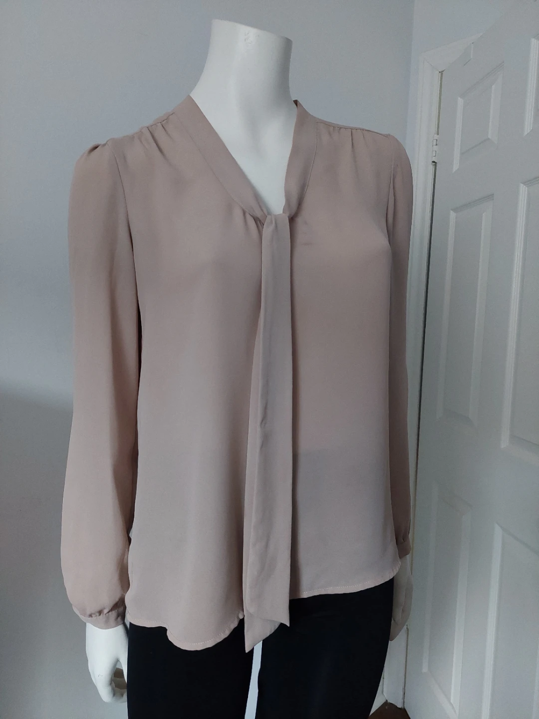 Women's Beige Blouse with Tie Neck small. ⚽
