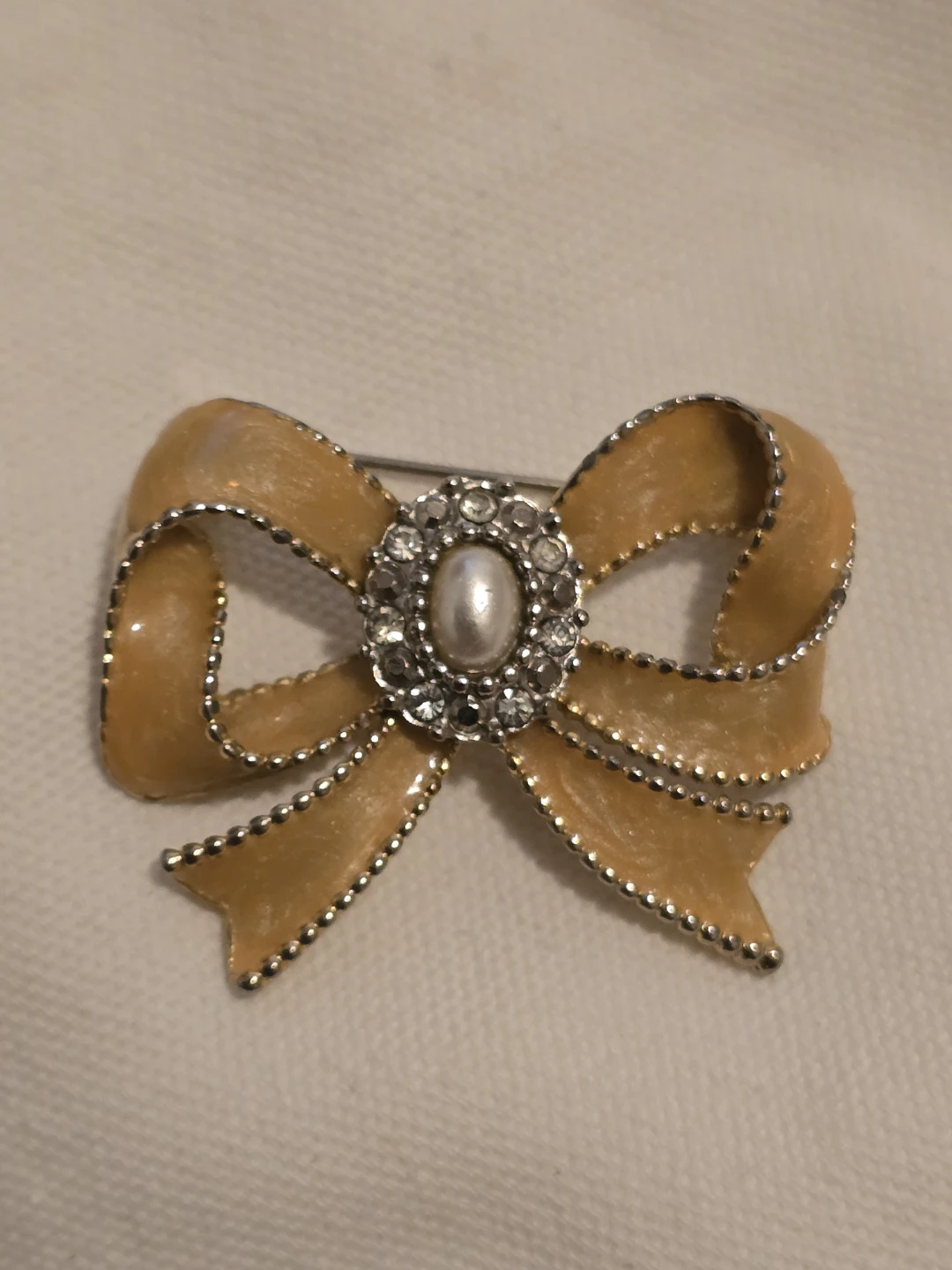VINTAGE Bow Brooch with Pearl and Rhinestones