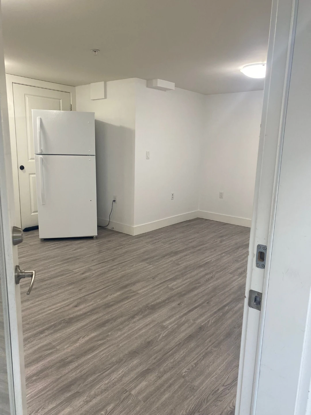 1 large bedroom 1 bath basement suite $1750/month