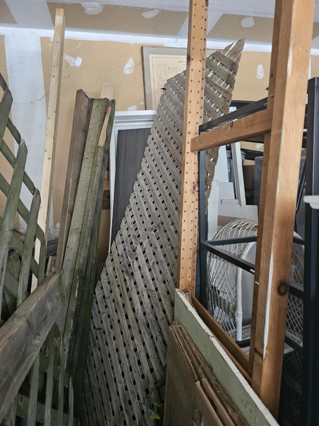FREE Wooden Lattice Panels - photo 2