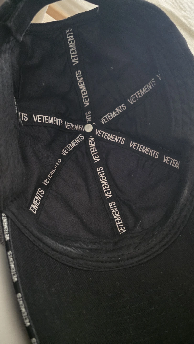 VETEMENTS Black Baseball Cap - photo 3