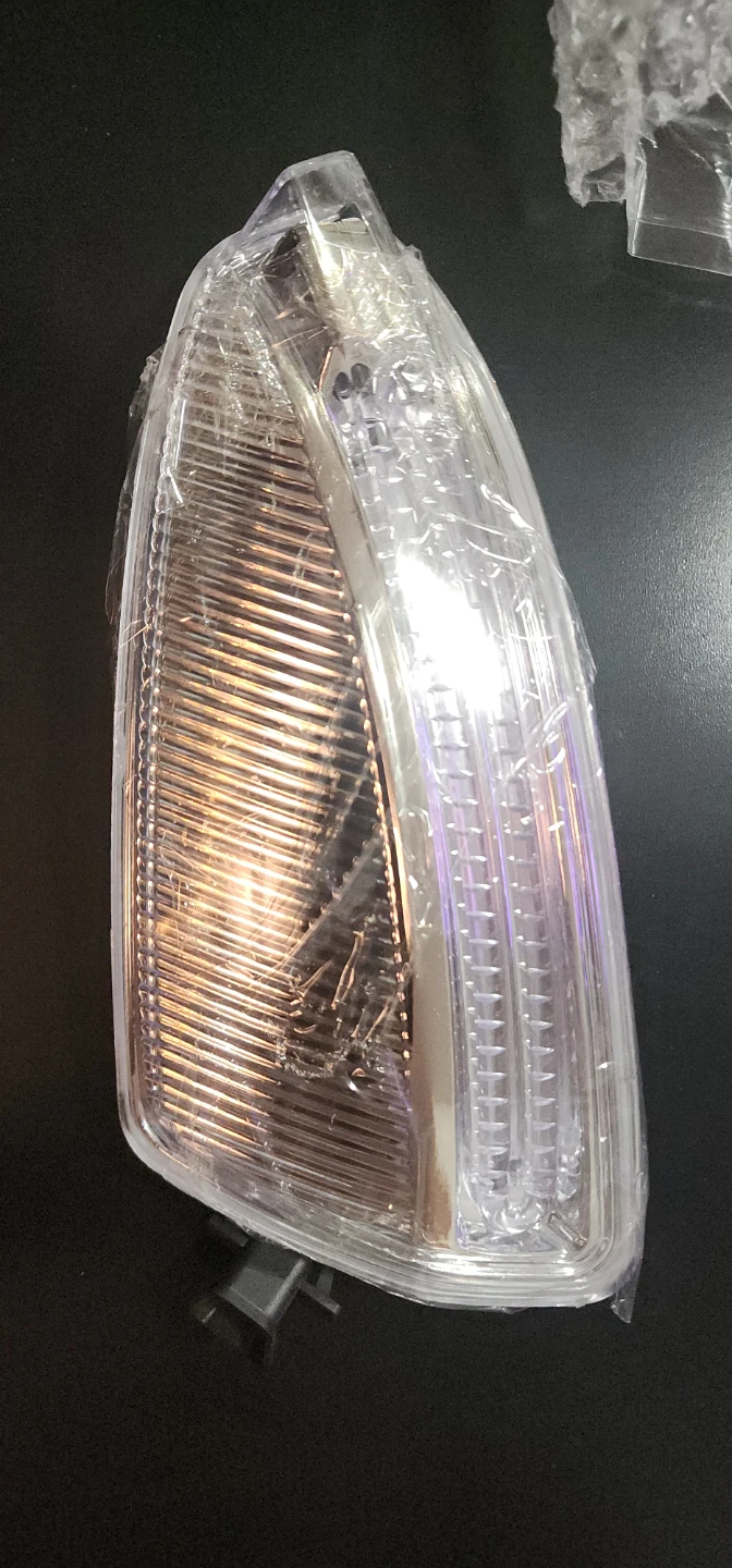 Benz C-Class Mirror Signal Light – Left Side - photo 2