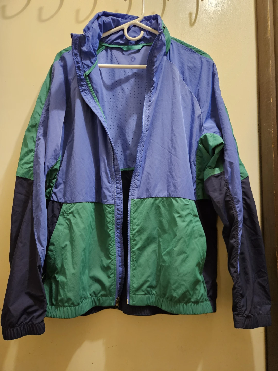 Lululemon Canucks Evergreen Jacket - Large