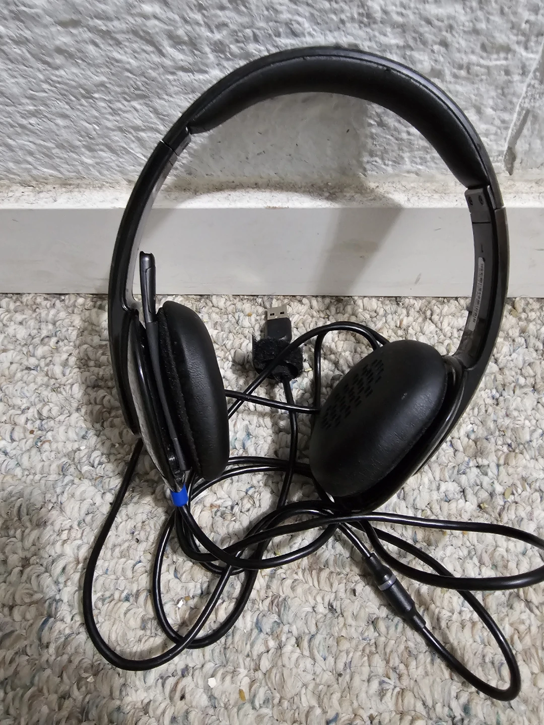 Black Over-Ear Headphones - photo 2