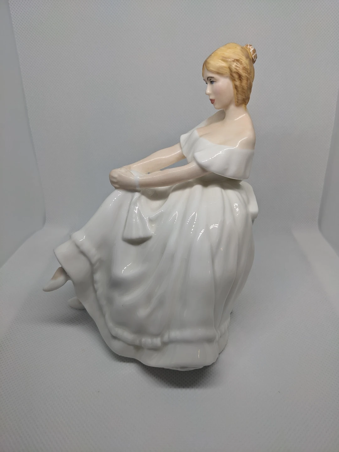 Royal Doulton "Heather" Vintage Figure - photo 2