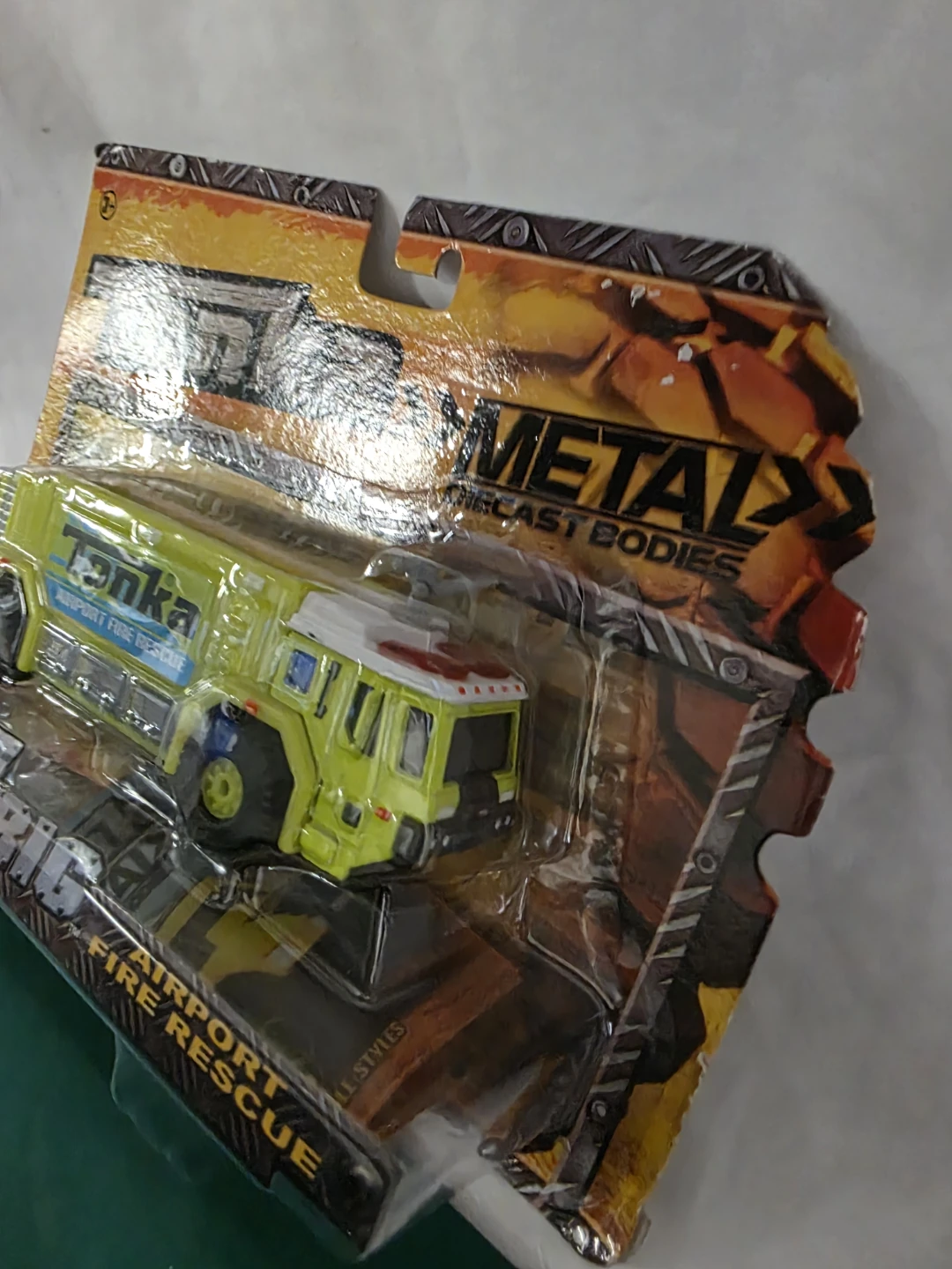 Tonka Metal Diecast Bodies Airport Fire Rescue Rig Toy - photo 3