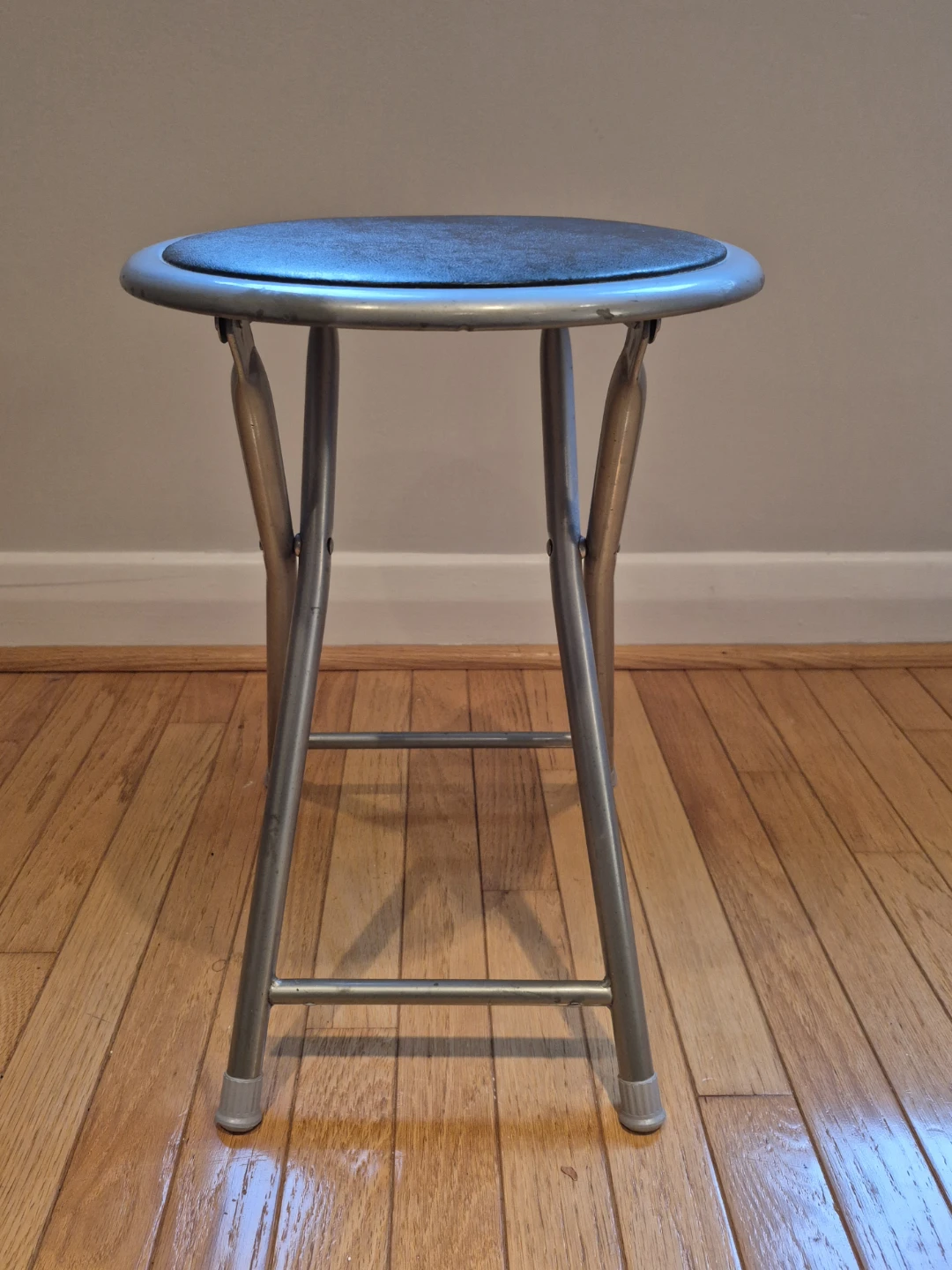 Sturdy Metal Folding Stool : Strong & Stable - photo 2