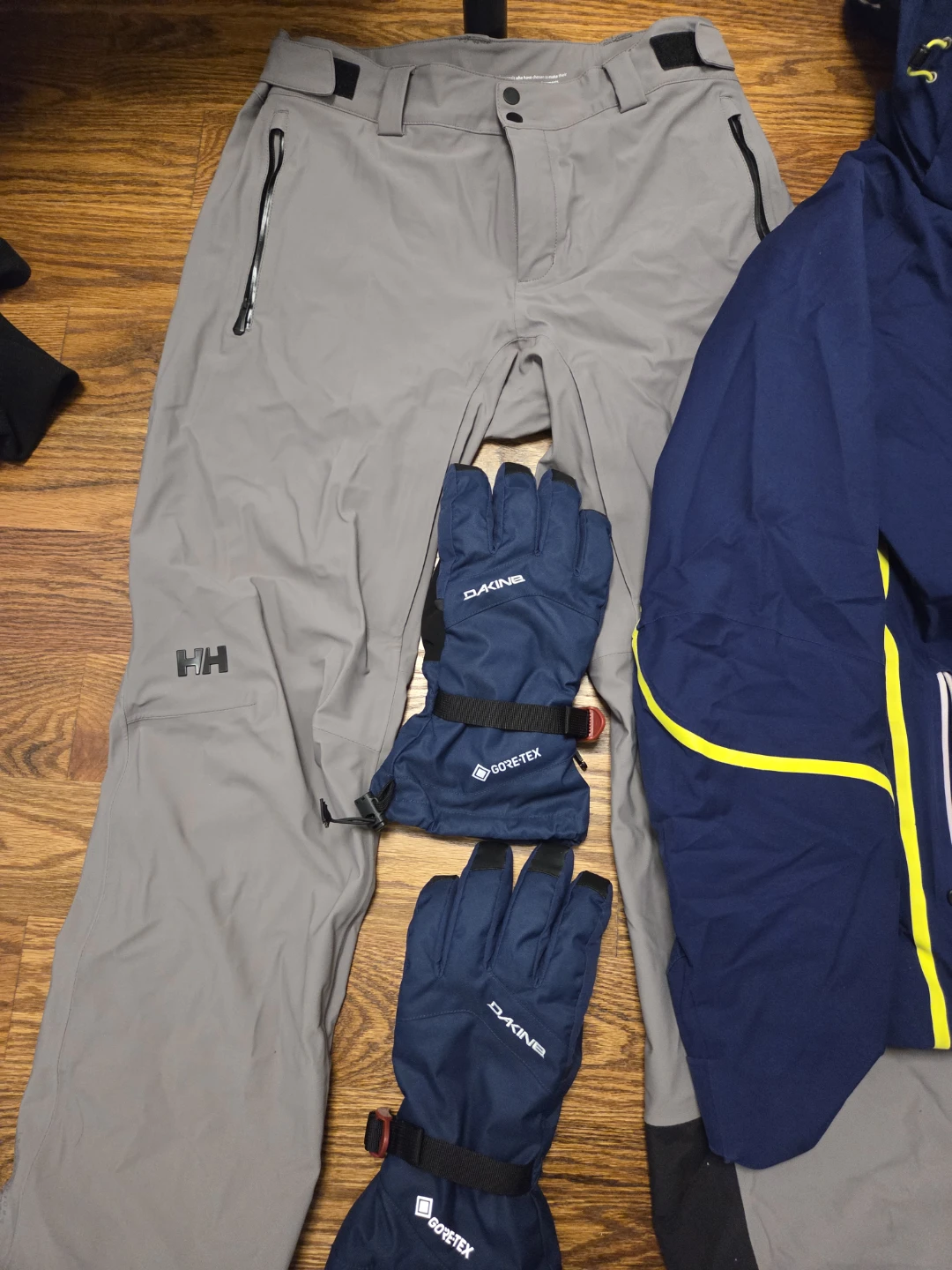 Kjus Ski Jacket and HH Gore-Tex Ski Pants with Dakine Gloves - photo 3
