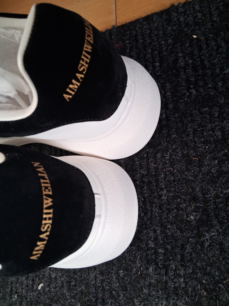 AIMASHIIWEILIAN White & Black Sneakers