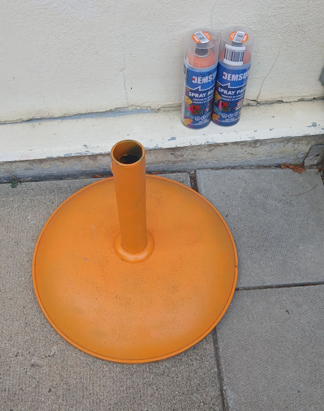 Patio Umbrella Base/ 2 cans orange spay paint