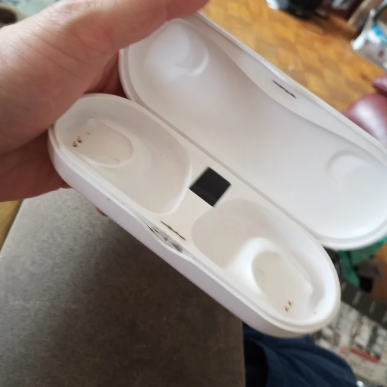 White Charging Case for Earbuds ⚽ - photo 3