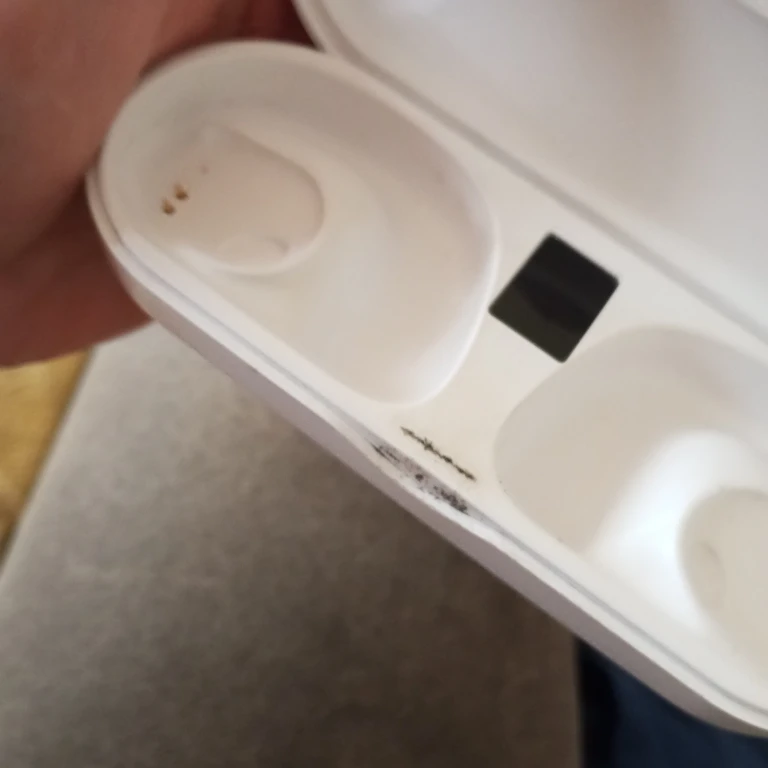 White Charging Case for Earbuds ⚽ - photo 4
