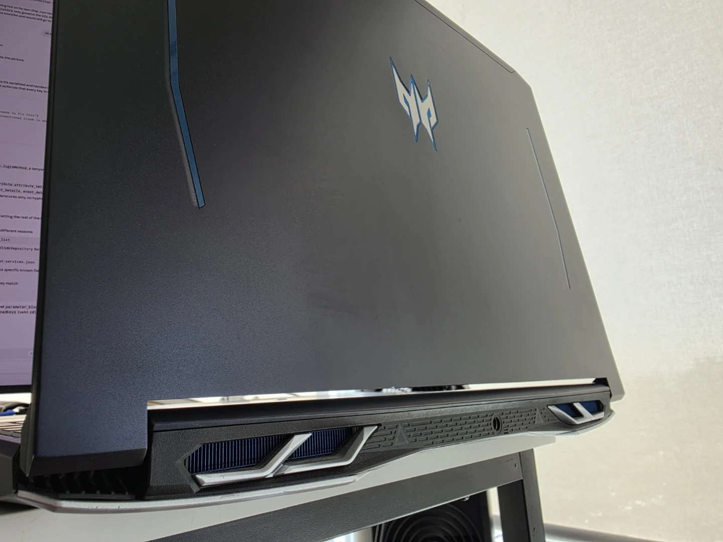 Acer Helios 300 Gaming Laptop - photo 2