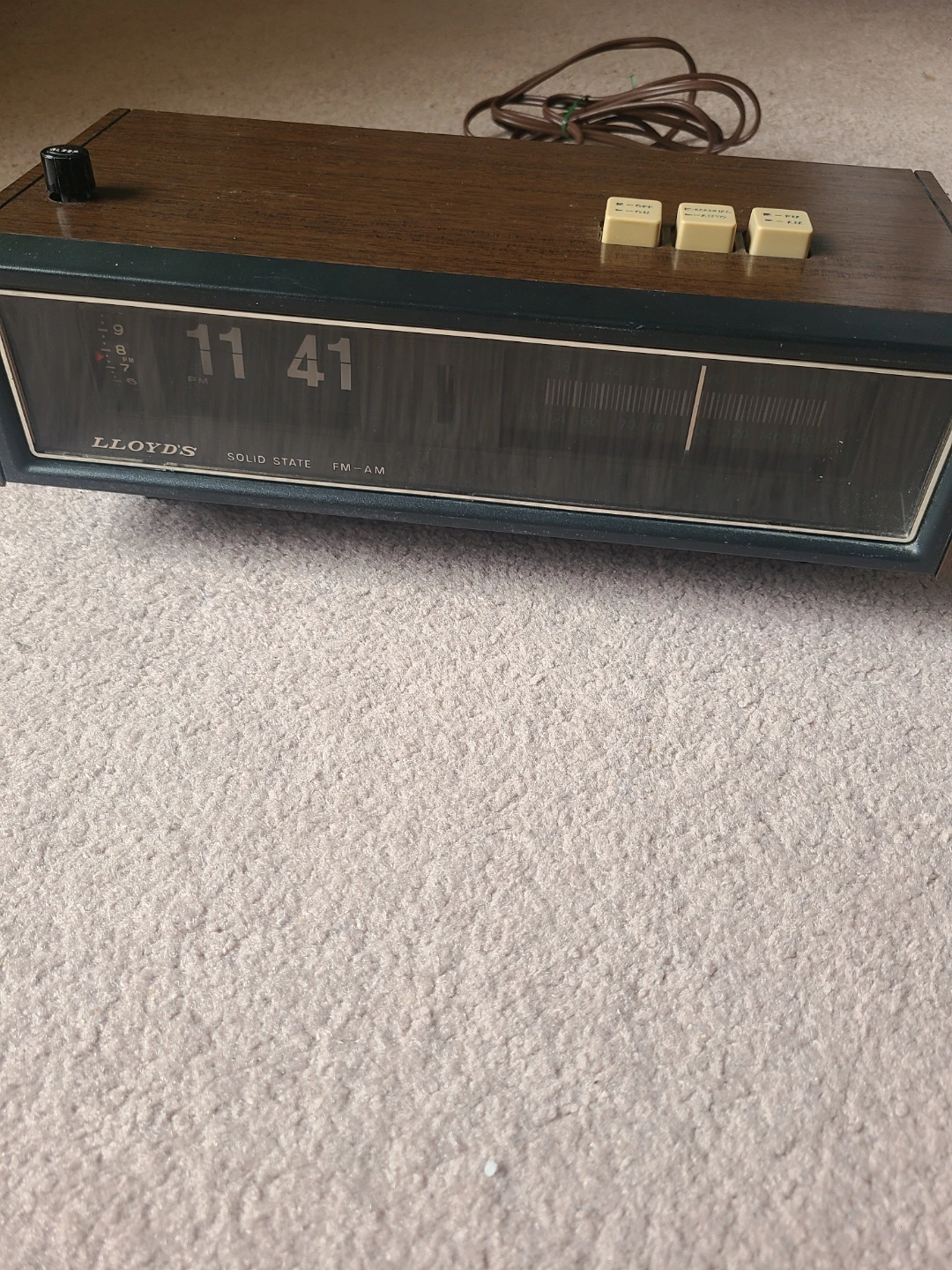 Lloyd's Solid State FM/AM Flip Clock Radio