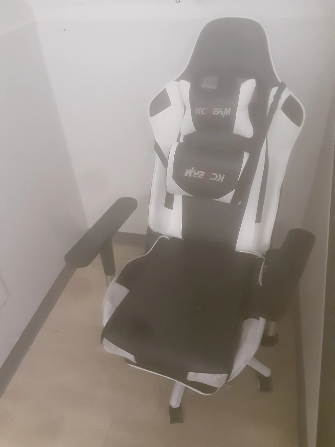 KC REAM Gaming Chair - Black and White