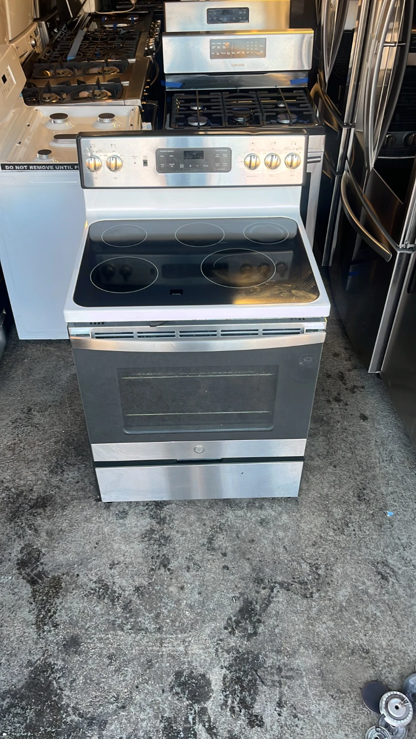 GE Electric Range with Smooth Top