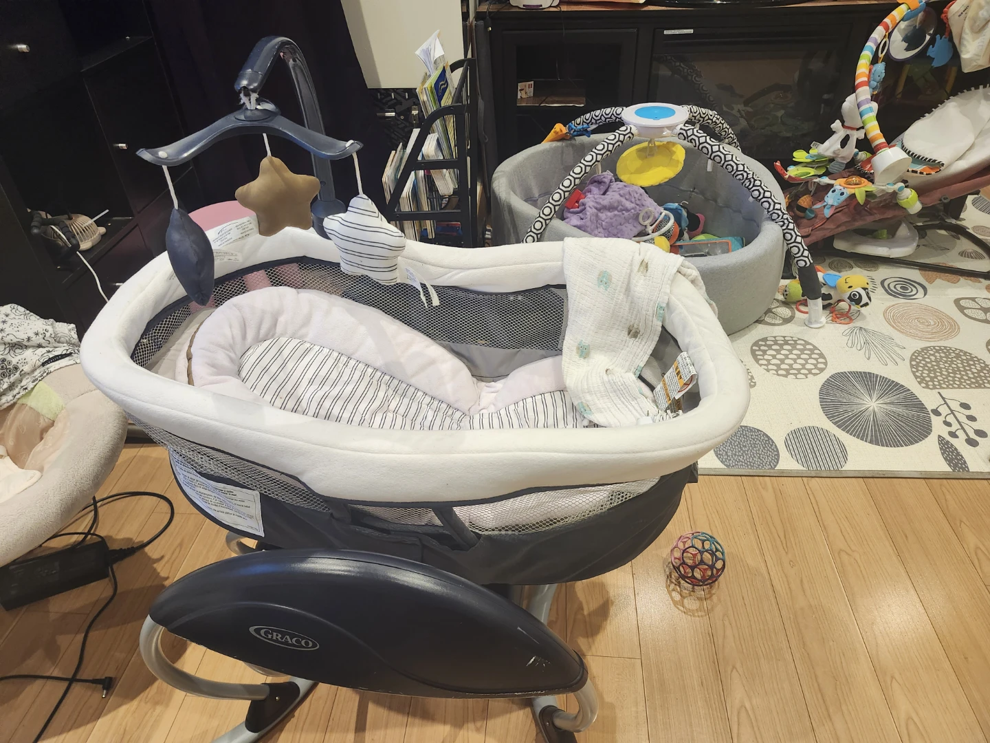 Graco Infant Bassinet automatic glider rocker