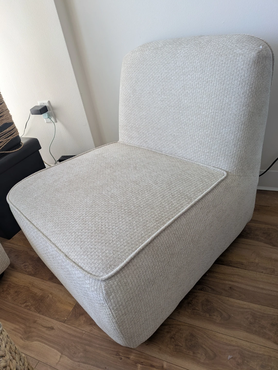 Cream upholstered accent chair - photo 3