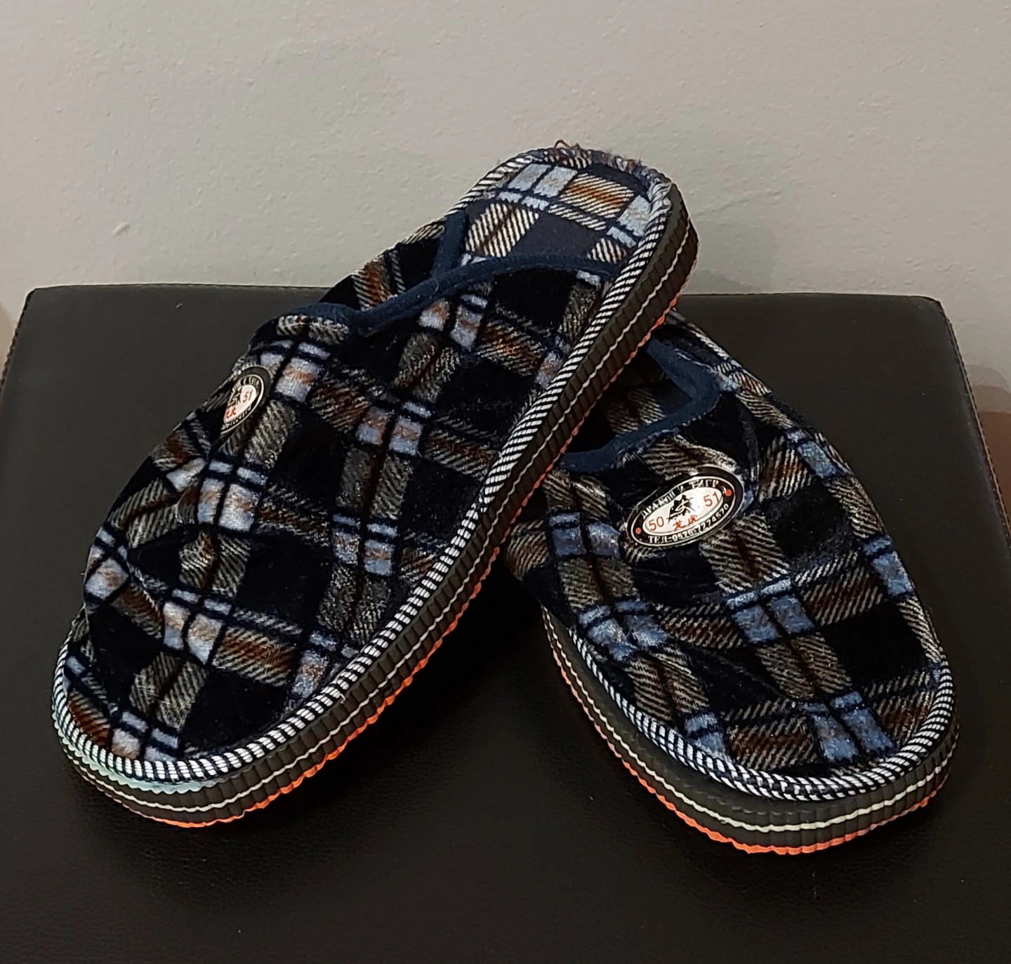NWOT 🆕 Men's Plaid Slippers size 42/43 - photo 2