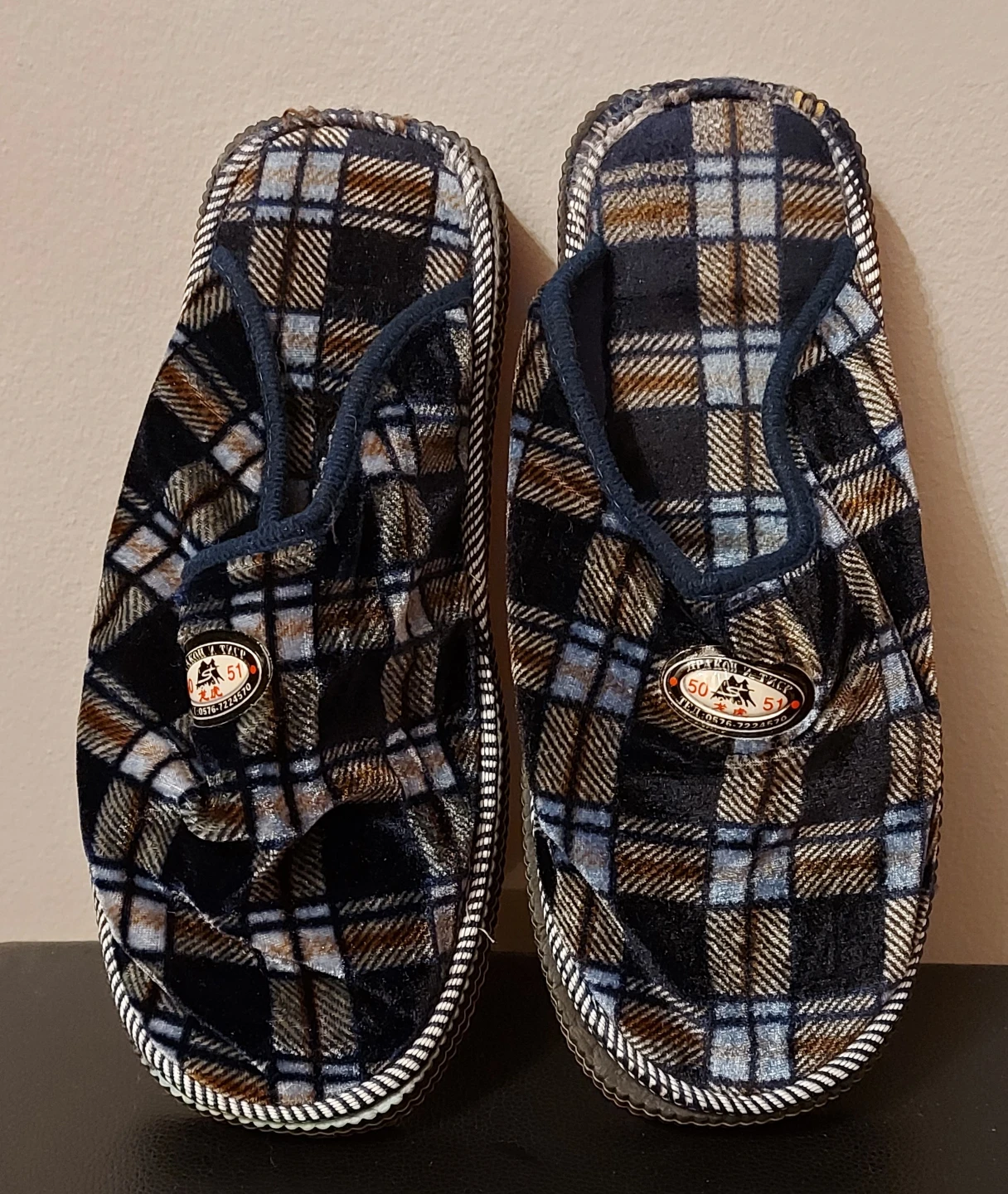 NWOT 🆕 Men's Plaid Slippers size 42/43