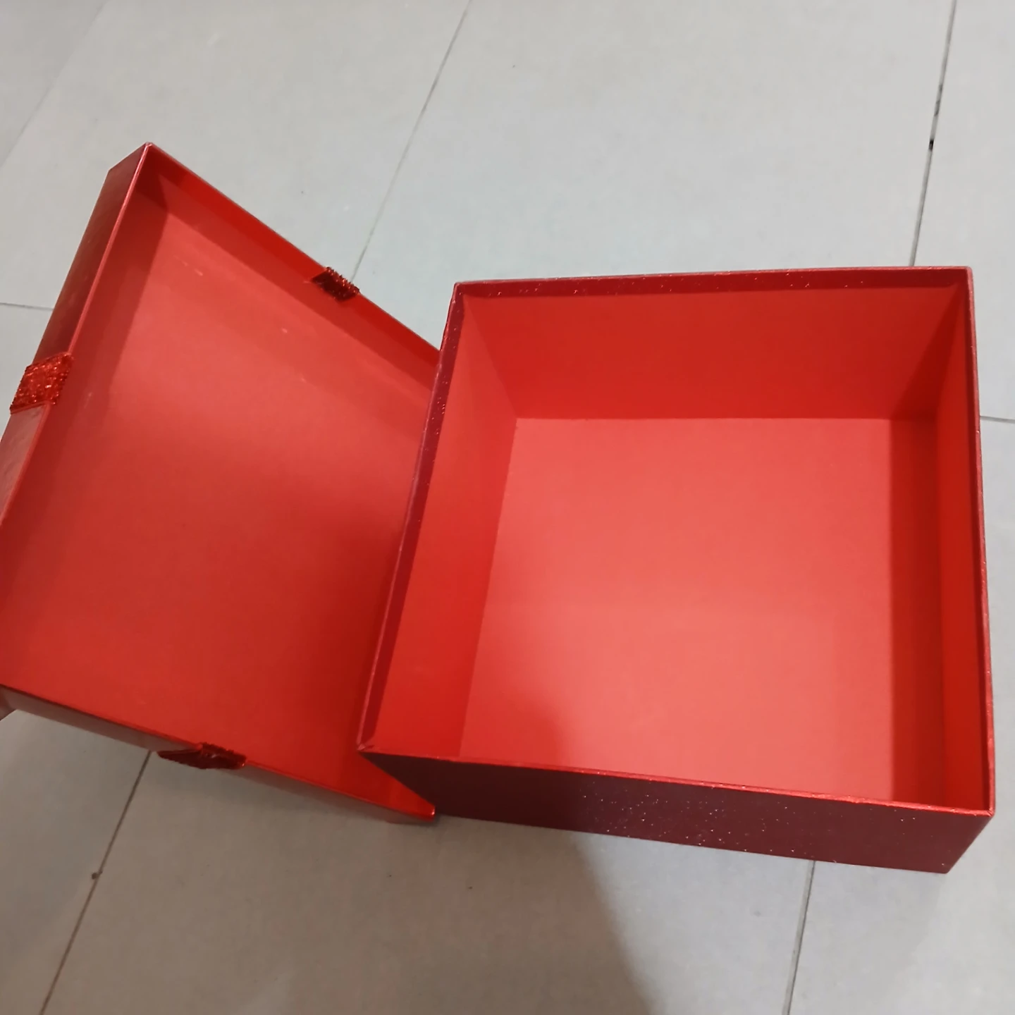 ⚽ Red Sparkly Gift Box - photo 2