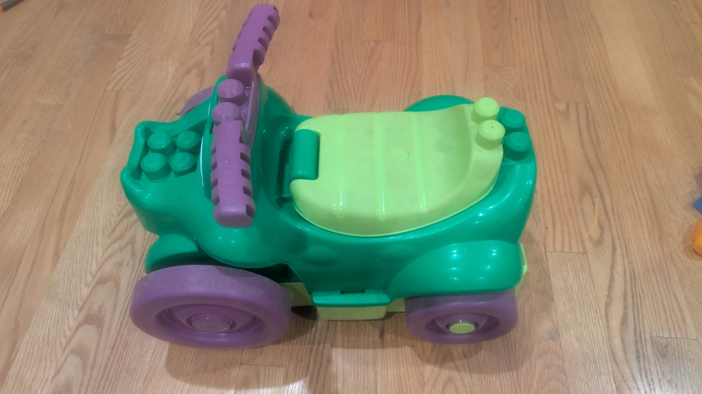 Megablocks Green Ride-On Toy with blocks and Storage Compartment - photo 2