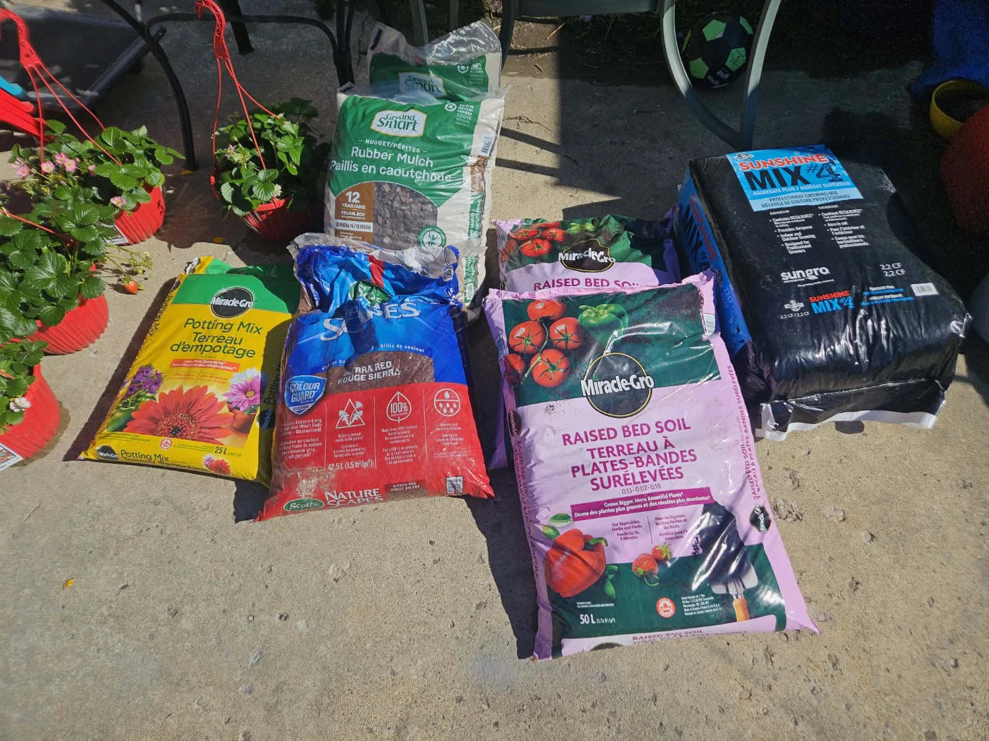 Miracle-Gro Potting Mix and Raised Bed Soil - photo 3