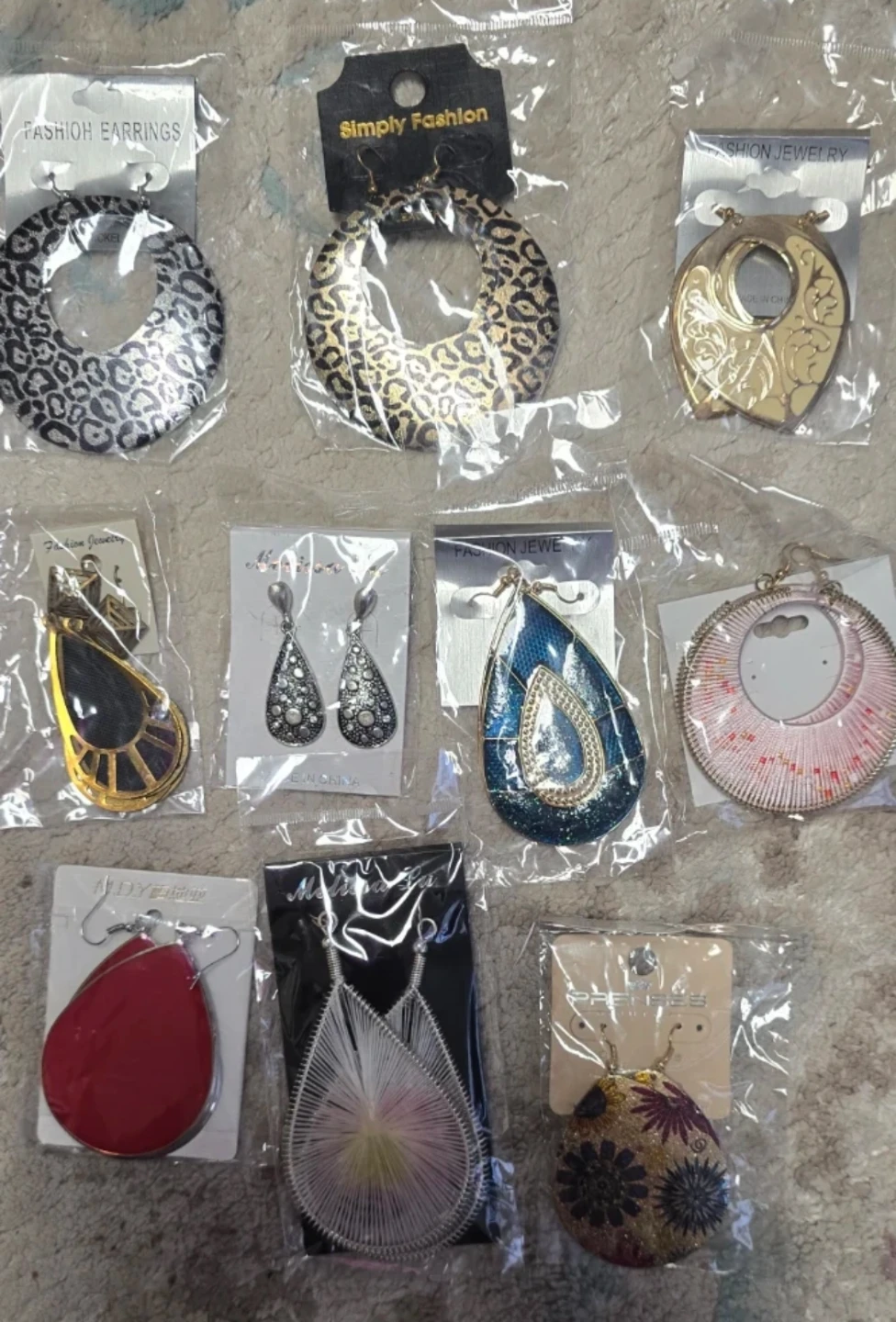 ⚽️ $1Assorted Fashion Earrings - photo 2