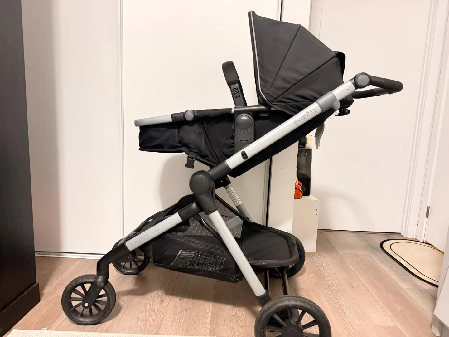 Evenflo pivot xpand double stroller  with Car Seat - photo 2