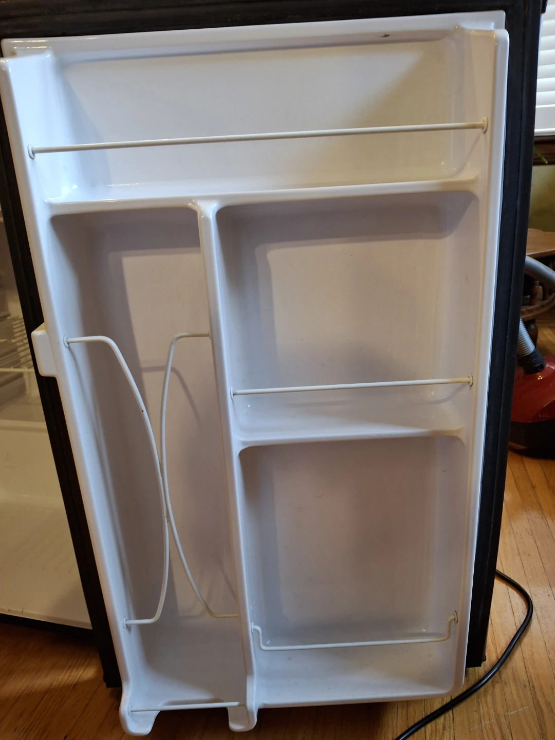 GE Mini Fridge GMR04 - photo 5