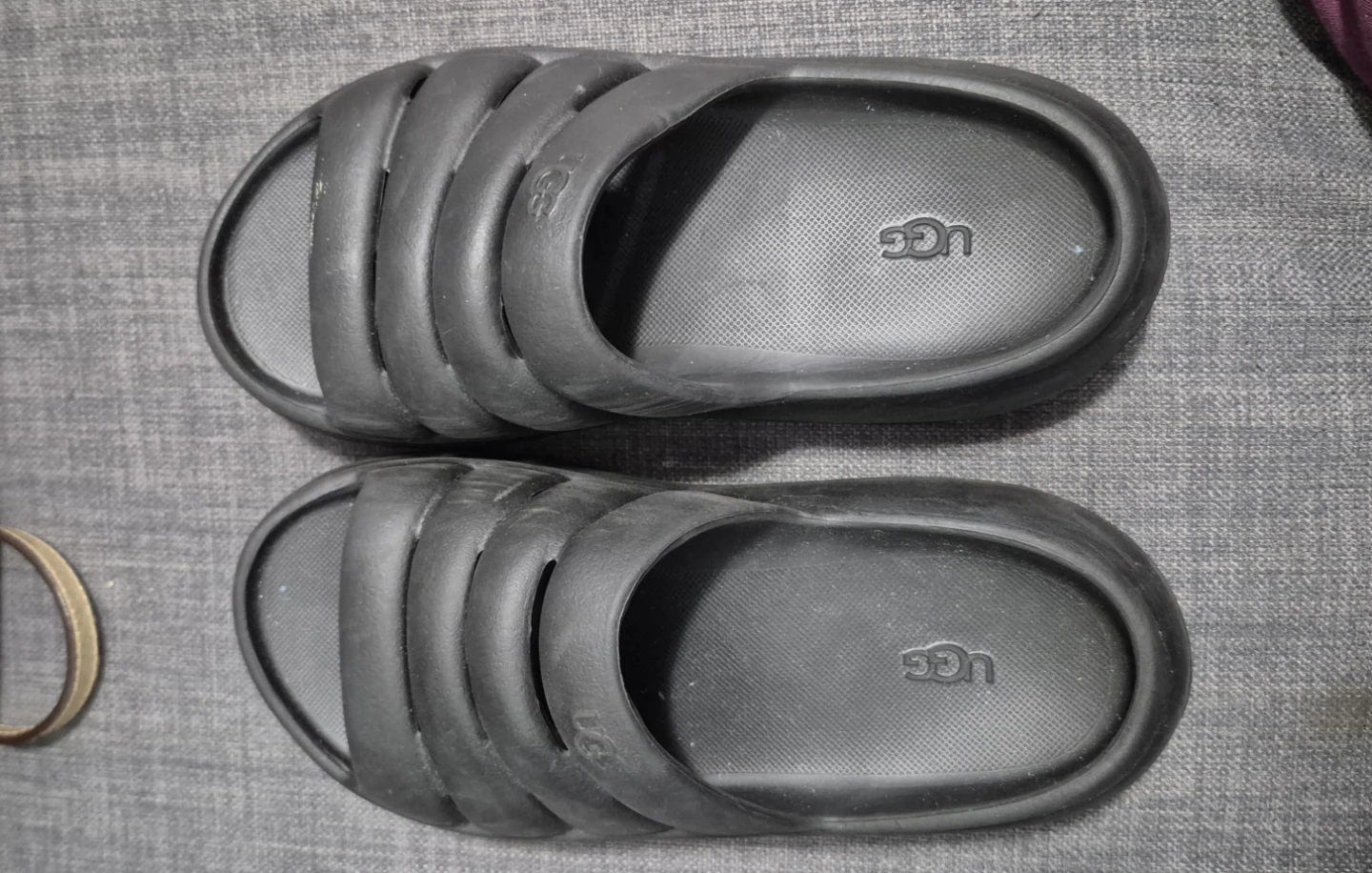 Kids unisex black UGG Slides