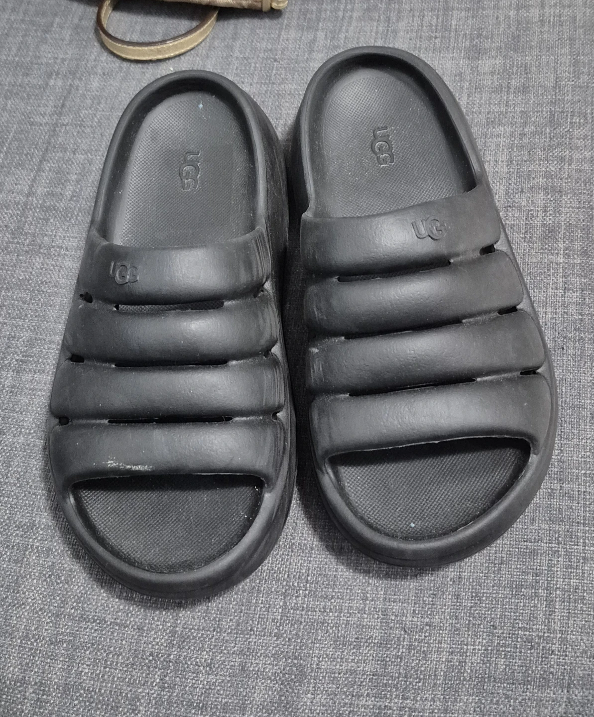 Kids unisex black UGG Slides - photo 3