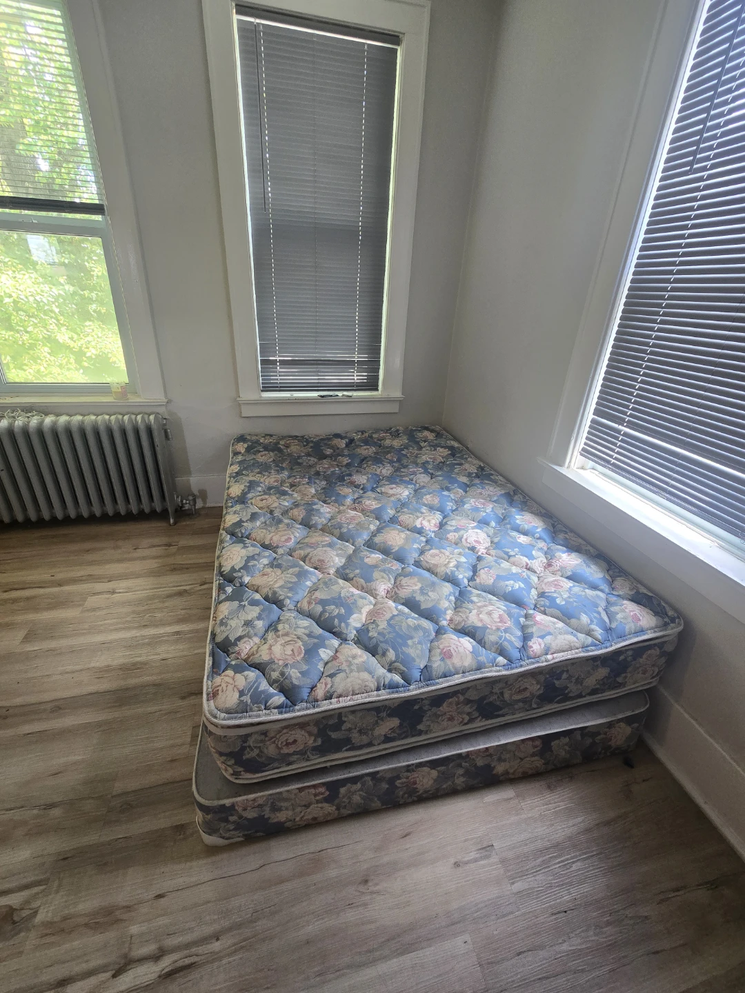 Floral Queen Mattress with Boxspring - photo 2