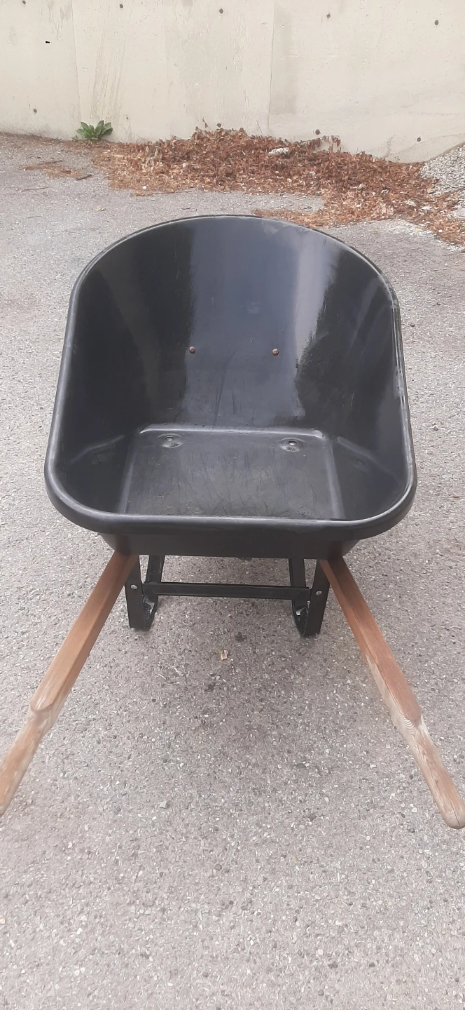 Premium BENCHMARK Black Wheelbarrow - photo 2