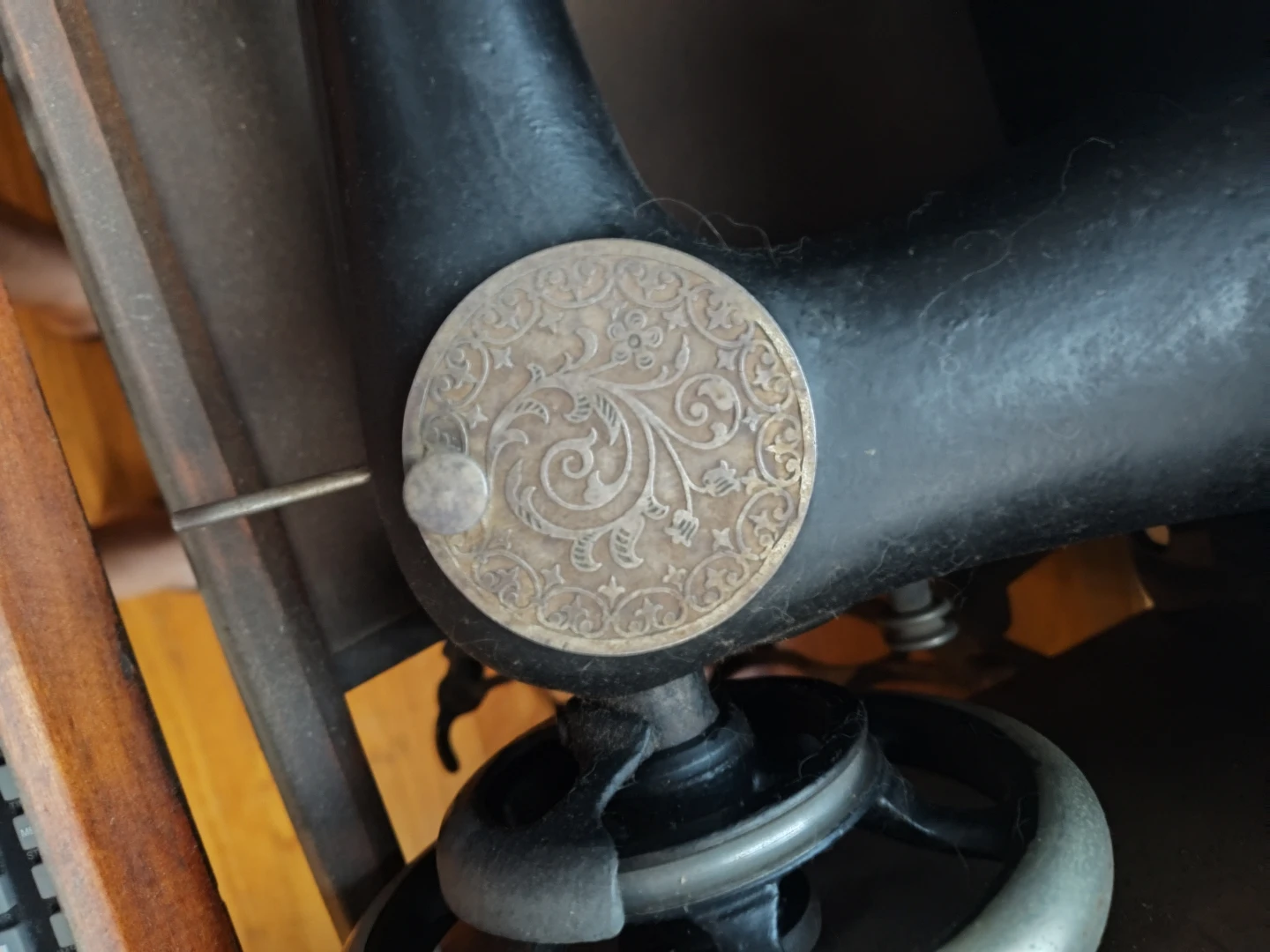 Singer Sewing Machine with Wooden Cabinet - photo 4